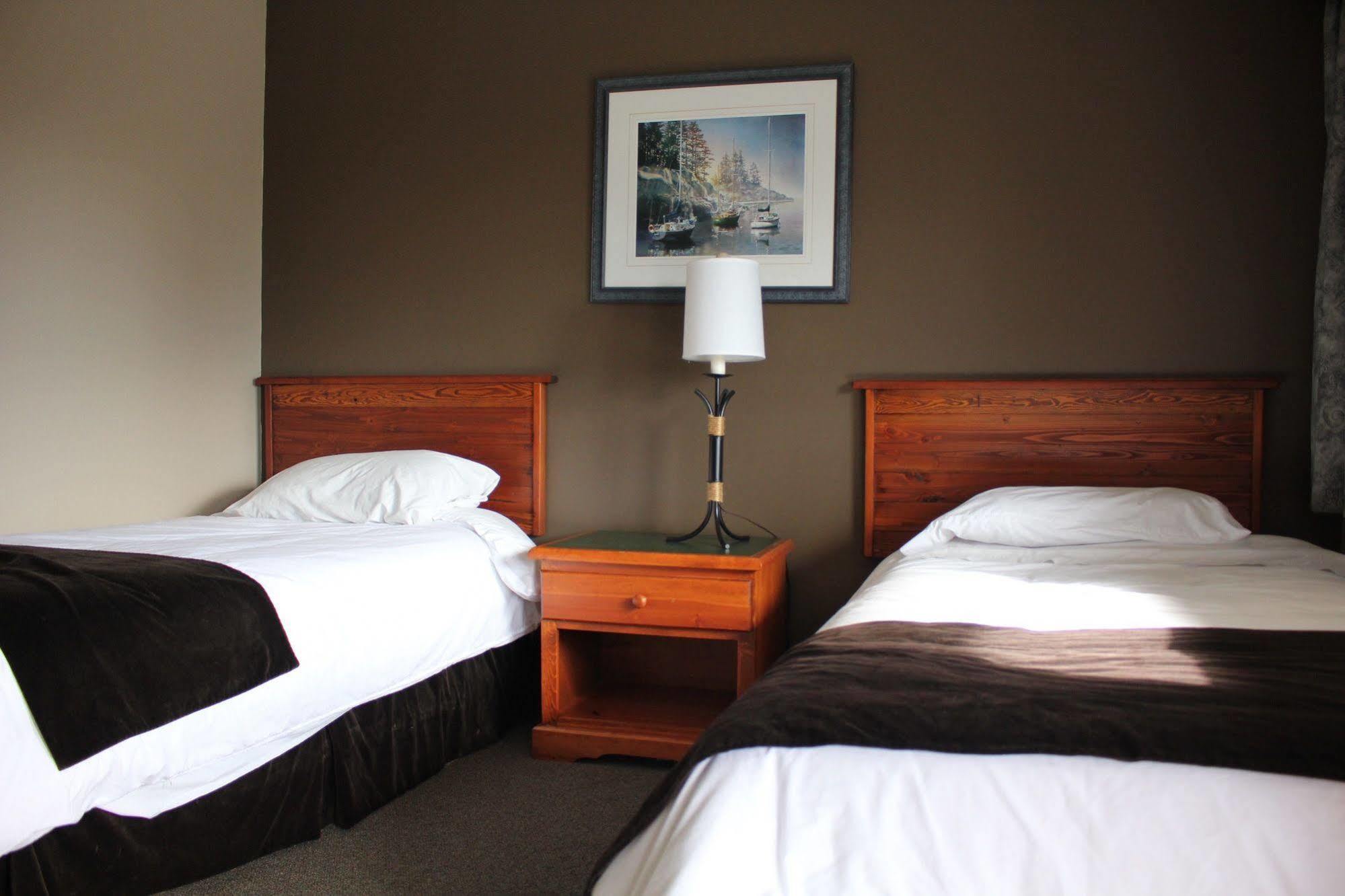 The Bamfield Motel Salmon Beach Eksteriør bilde